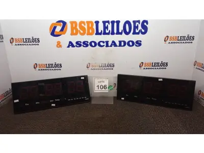 LOTE 106 - 02 RELÓGIOS DE PAREDE. (NO ESTADO) ATENÇÃO! FAZER A VISITAÇÃO ANTES DE ARREMATAR, NÃO SABEMOS SE FUNCIONA. LEILÃO NÃO TEM GARANTIA E NEM DEVOLUÇÃO, SUJEITO A POSSÍVEIS AVARIAS VISÍVEIS/OCULTAS E/OU AUSÊNCIA DE COMPONENTES.