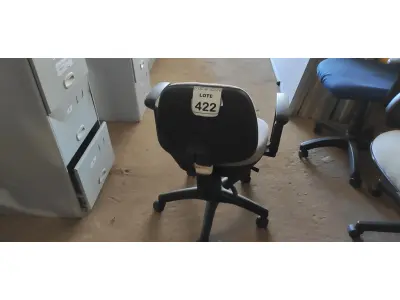 LOTE 422 - 01 CADEIRA DE ESCRITÓRIO COM RODINHAS. (NO ESTADO) ATENÇÃO! FAZER A VISITAÇÃO ANTES DE ARREMATAR, NÃO SABEMOS SE FUNCIONA. LEILÃO NÃO TEM GARANTIA E NEM DEVOLUÇÃO, SUJEITO A POSSÍVEIS AVARIAS VISÍVEIS/OCULTAS E/OU AUSÊNCIA DE COMPONENTES.
