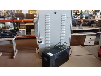 LOTE 242 - 01 NOBREAK MARCA LACERDA E UM BANCO DE BATERIAS COM 06 BATERIAS. (NO ESTADO) ATENÇÃO! FAZER A VISITAÇÃO ANTES DE ARREMATAR, NÃO SABEMOS SE FUNCIONA, LEILÃO NÃO TEM GARANTIA E NEM DEVOLUÇÃO, SUJEITO A POSSÍVEIS AVARIAS VISÍVEIS/OCULTAS E/OU AUSÊNCIA DE COMPONENTES.