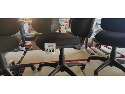 LOTE 429 - 01 CADEIRA DE ESCRITÓRIO COM RODINHAS. (NO ESTADO) ATENÇÃO! FAZER A VISITAÇÃO ANTES DE ARREMATAR, NÃO SABEMOS SE FUNCIONA. LEILÃO NÃO TEM GARANTIA E NEM DEVOLUÇÃO, SUJEITO A POSSÍVEIS AVARIAS VISÍVEIS/OCULTAS E/OU AUSÊNCIA DE COMPONENTES.