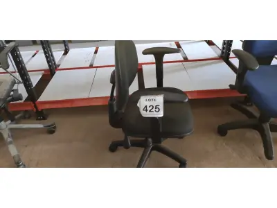 LOTE 425 - 01 CADEIRA DE ESCRITÓRIO COM RODINHAS. (NO ESTADO) ATENÇÃO! FAZER A VISITAÇÃO ANTES DE ARREMATAR, NÃO SABEMOS SE FUNCIONA. LEILÃO NÃO TEM GARANTIA E NEM DEVOLUÇÃO, SUJEITO A POSSÍVEIS AVARIAS VISÍVEIS/OCULTAS E/OU AUSÊNCIA DE COMPONENTES.