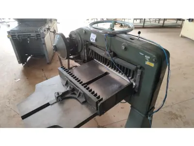 LOTE 454 - 01 GUILHOTINA INDUSTRIAL MARCA CATU. (NO ESTADO) ATENÇÃO! FAZER A VISITAÇÃO ANTES DE ARREMATAR, NÃO SABEMOS SE FUNCIONA, LEILÃO NÃO TEM GARANTIA E NEM DEVOLUÇÃO, SUJEITO A POSSÍVEIS AVARIAS VISÍVEIS/OCULTAS E/OU AUSÊNCIA DE COMPONENTES.