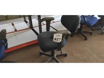 LOTE 427 - 01 CADEIRA DE ESCRITÓRIO COM RODINHAS. (NO ESTADO) ATENÇÃO! FAZER A VISITAÇÃO ANTES DE ARREMATAR, NÃO SABEMOS SE FUNCIONA. LEILÃO NÃO TEM GARANTIA E NEM DEVOLUÇÃO, SUJEITO A POSSÍVEIS AVARIAS VISÍVEIS/OCULTAS E/OU AUSÊNCIA DE COMPONENTES.