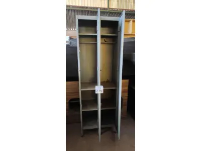 LOTE 378 - 01 ARMÁRIO DE AÇO COM 02 PORTAS DE 0.60X1.97. (NO ESTADO) ATENÇÃO! FAZER A VISITAÇÃO ANTES DE ARREMATAR, NÃO SABEMOS SE FUNCIONA, LEILÃO NÃO TEM GARANTIA E NEM DEVOLUÇÃO, SUJEITO A POSSÍVEIS AVARIAS VISÍVEIS/OCULTAS E/OU AUSÊNCIA DE COMPONENTES.