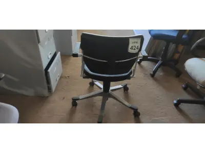 LOTE 424 - 01 CADEIRA DE ESCRITÓRIO COM RODINHAS. (NO ESTADO) ATENÇÃO! FAZER A VISITAÇÃO ANTES DE ARREMATAR, NÃO SABEMOS SE FUNCIONA. LEILÃO NÃO TEM GARANTIA E NEM DEVOLUÇÃO, SUJEITO A POSSÍVEIS AVARIAS VISÍVEIS/OCULTAS E/OU AUSÊNCIA DE COMPONENTES.