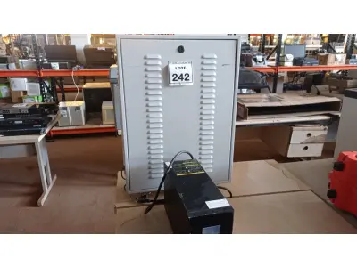 LOTE 242 - 01 NOBREAK MARCA LACERDA E UM BANCO DE BATERIAS COM 06 BATERIAS. (NO ESTADO) ATENÇÃO! FAZER A VISITAÇÃO ANTES DE ARREMATAR, NÃO SABEMOS SE FUNCIONA, LEILÃO NÃO TEM GARANTIA E NEM DEVOLUÇÃO, SUJEITO A POSSÍVEIS AVARIAS VISÍVEIS/OCULTAS E/OU AUSÊNCIA DE COMPONENTES.