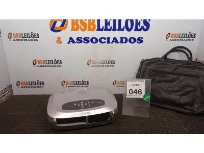 LOTE 046 - 01 PROJETOR MULTIMÍDIA MARCA EPSON COM BOLSA. (NO ESTADO) ATENÇÃO! FAZER A VISITAÇÃO ANTES DE ARREMATAR, NÃO SABEMOS SE FUNCIONA, LEILÃO NÃO TEM GARANTIA E NEM DEVOLUÇÃO, SUJEITO A POSSÍVEIS AVARIAS VISÍVEIS/OCULTAS E/OU AUSÊNCIA DE COMPONENTES.