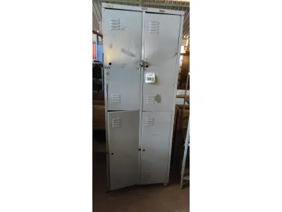 LOTE 382 - 01 ARMÁRIO DE AÇO COM 04 DIVISÕES DE 1.73X1.95. (NO ESTADO) ATENÇÃO! FAZER A VISITAÇÃO ANTES DE ARREMATAR, NÃO SABEMOS SE FUNCIONA, LEILÃO NÃO TEM GARANTIA E NEM DEVOLUÇÃO, SUJEITO A POSSÍVEIS AVARIAS VISÍVEIS/OCULTAS E/OU AUSÊNCIA DE COMPONENTES.