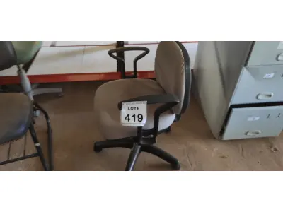 LOTE 419 - 01 CADEIRA DE ESCRITÓRIO COM RODINHAS. (NO ESTADO) ATENÇÃO! FAZER A VISITAÇÃO ANTES DE ARREMATAR, NÃO SABEMOS SE FUNCIONA. LEILÃO NÃO TEM GARANTIA E NEM DEVOLUÇÃO, SUJEITO A POSSÍVEIS AVARIAS VISÍVEIS/OCULTAS E/OU AUSÊNCIA DE COMPONENTES.