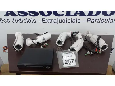 LOTE 257 - 01 DVR E 05 CÂMERAS DE MONITORAMENTO. (NO ESTADO) ATENÇÃO! FAZER A VISITAÇÃO ANTES DE ARREMATAR, NÃO SABEMOS SE FUNCIONA, LEILÃO NÃO TEM GARANTIA E NEM DEVOLUÇÃO, SUJEITO A POSSÍVEIS AVARIAS VISÍVEIS/OCULTAS E/OU AUSÊNCIA DE COMPONENTES.