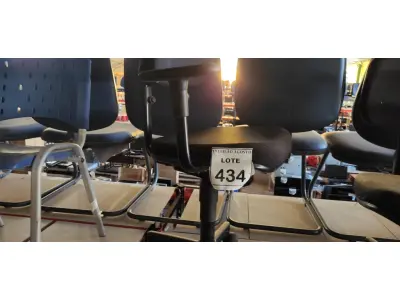 LOTE 434 - 01 CADEIRA DE ESCRITÓRIO COM RODINHAS. (NO ESTADO) ATENÇÃO! FAZER A VISITAÇÃO ANTES DE ARREMATAR, NÃO SABEMOS SE FUNCIONA. LEILÃO NÃO TEM GARANTIA E NEM DEVOLUÇÃO, SUJEITO A POSSÍVEIS AVARIAS VISÍVEIS/OCULTAS E/OU AUSÊNCIA DE COMPONENTES.