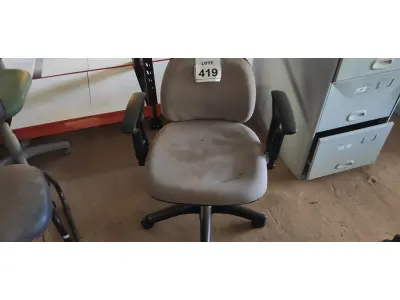 LOTE 419 - 01 CADEIRA DE ESCRITÓRIO COM RODINHAS. (NO ESTADO) ATENÇÃO! FAZER A VISITAÇÃO ANTES DE ARREMATAR, NÃO SABEMOS SE FUNCIONA. LEILÃO NÃO TEM GARANTIA E NEM DEVOLUÇÃO, SUJEITO A POSSÍVEIS AVARIAS VISÍVEIS/OCULTAS E/OU AUSÊNCIA DE COMPONENTES.