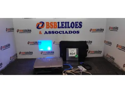 LOTE 404 - 01 PROJETOR COM CASE E CABOS MARCA EPSON. (NO ESTADO) ATENÇÃO! FAZER A VISITAÇÃO ANTES DE ARREMATAR, NÃO SABEMOS SE FUNCIONA. LEILÃO NÃO TEM GARANTIA E NEM DEVOLUÇÃO, SUJEITO A POSSÍVEIS AVARIAS VISÍVEIS/OCULTAS E/OU AUSÊNCIA DE COMPONENTES.