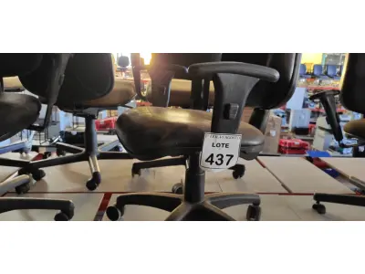 LOTE 437 - 01 CADEIRA DE ESCRITÓRIO COM RODINHAS. (NO ESTADO) ATENÇÃO! FAZER A VISITAÇÃO ANTES DE ARREMATAR, NÃO SABEMOS SE FUNCIONA. LEILÃO NÃO TEM GARANTIA E NEM DEVOLUÇÃO, SUJEITO A POSSÍVEIS AVARIAS VISÍVEIS/OCULTAS E/OU AUSÊNCIA DE COMPONENTES.