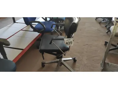 LOTE 435 - 01 CADEIRA DE ESCRITÓRIO COM RODINHAS. (NO ESTADO) ATENÇÃO! FAZER A VISITAÇÃO ANTES DE ARREMATAR, NÃO SABEMOS SE FUNCIONA. LEILÃO NÃO TEM GARANTIA E NEM DEVOLUÇÃO, SUJEITO A POSSÍVEIS AVARIAS VISÍVEIS/OCULTAS E/OU AUSÊNCIA DE COMPONENTES.