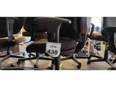 LOTE 438 - 01 CADEIRA DE ESCRITÓRIO COM RODINHAS. (NO ESTADO) ATENÇÃO! FAZER A VISITAÇÃO ANTES DE ARREMATAR, NÃO SABEMOS SE FUNCIONA. LEILÃO NÃO TEM GARANTIA E NEM DEVOLUÇÃO, SUJEITO A POSSÍVEIS AVARIAS VISÍVEIS/OCULTAS E/OU AUSÊNCIA DE COMPONENTES.