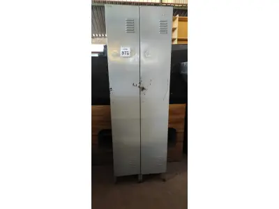 LOTE 378 - 01 ARMÁRIO DE AÇO COM 02 PORTAS DE 0.60X1.97. (NO ESTADO) ATENÇÃO! FAZER A VISITAÇÃO ANTES DE ARREMATAR, NÃO SABEMOS SE FUNCIONA, LEILÃO NÃO TEM GARANTIA E NEM DEVOLUÇÃO, SUJEITO A POSSÍVEIS AVARIAS VISÍVEIS/OCULTAS E/OU AUSÊNCIA DE COMPONENTES.