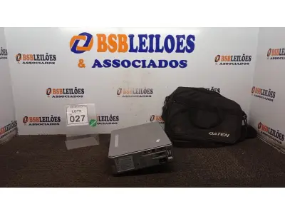 LOTE 027 - 01 PROJETOR MARCA SONY E BOLSA. (NO ESTADO) ATENÇÃO! FAZER A VISITAÇÃO ANTES DE ARREMATAR, NÃO SABEMOS SE FUNCIONA, LEILÃO NÃO TEM GARANTIA E NEM DEVOLUÇÃO, SUJEITO A POSSÍVEIS AVARIAS VISÍVEIS/OCULTAS E/OU AUSÊNCIA DE COMPONENTES.