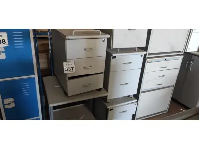 LOTE 337 - 04 GAVETEIROS E 01 MESA DE COMPUTADOR. (NO ESTADO) ATENÇÃO! FAZER A VISITAÇÃO ANTES DE ARREMATAR, NÃO SABEMOS SE FUNCIONA, LEILÃO NÃO TEM GARANTIA E NEM DEVOLUÇÃO, SUJEITO A POSSÍVEIS AVARIAS VISÍVEIS/OCULTAS E/OU AUSÊNCIA DE COMPONENTES.