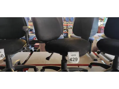 LOTE 429 - 01 CADEIRA DE ESCRITÓRIO COM RODINHAS. (NO ESTADO) ATENÇÃO! FAZER A VISITAÇÃO ANTES DE ARREMATAR, NÃO SABEMOS SE FUNCIONA. LEILÃO NÃO TEM GARANTIA E NEM DEVOLUÇÃO, SUJEITO A POSSÍVEIS AVARIAS VISÍVEIS/OCULTAS E/OU AUSÊNCIA DE COMPONENTES.