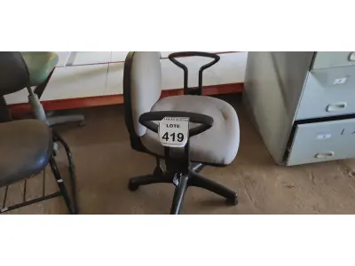 LOTE 419 - 01 CADEIRA DE ESCRITÓRIO COM RODINHAS. (NO ESTADO) ATENÇÃO! FAZER A VISITAÇÃO ANTES DE ARREMATAR, NÃO SABEMOS SE FUNCIONA. LEILÃO NÃO TEM GARANTIA E NEM DEVOLUÇÃO, SUJEITO A POSSÍVEIS AVARIAS VISÍVEIS/OCULTAS E/OU AUSÊNCIA DE COMPONENTES.