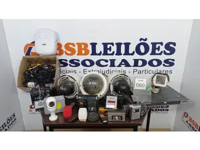 LOTE 080 - 01 SWITCH MARCA CISCO, 04 CÂMERAS PARA RETIRADA DE PEÇAS, 01 CAIXA COM VÁRIAS CAIXINHAS DE SOM, 01 MICROFONE DE MESA, CABOS DE ROTEADORES E PERIFÉRICOS DIVERSOS. (NO ESTADO) ATENÇÃO! FAZER A VISITAÇÃO ANTES DE ARREMATAR, NÃO SABEMOS SE FUNCIONA, LEILÃO NÃO TEM GARANTIA E NEM DEVOLUÇÃO, SUJEITO A POSSÍVEIS AVARIAS VISÍVEIS/OCULTAS E/OU AUSÊNCIA DE COMPONENTES.