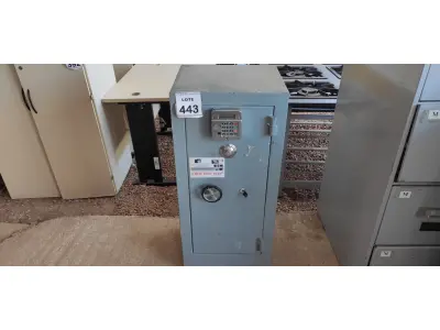LOTE 443 - 01 COFRE. (NO ESTADO) ATENÇÃO! FAZER A VISITAÇÃO ANTES DE ARREMATAR, NÃO SABEMOS SE FUNCIONA. LEILÃO NÃO TEM GARANTIA E NEM DEVOLUÇÃO, SUJEITO A POSSÍVEIS AVARIAS VISÍVEIS/OCULTAS E/OU AUSÊNCIA DE COMPONENTES.