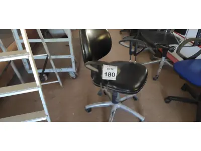 LOTE 180 - 01 CADEIRA DE ESCRITÓRIO COM RODINHAS. (NO ESTADO) ATENÇÃO! FAZER A VISITAÇÃO ANTES DE ARREMATAR, NÃO SABEMOS SE FUNCIONA. LEILÃO NÃO TEM GARANTIA E NEM DEVOLUÇÃO, SUJEITO A POSSÍVEIS AVARIAS VISÍVEIS/OCULTAS E/OU AUSÊNCIA DE COMPONENTES.