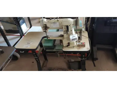 LOTE 365 - 01 MÁQUINA DE COSTURA INDUSTRIAL MARCA SINGER. (NO ESTADO) ATENÇÃO! FAZER A VISITAÇÃO ANTES DE ARREMATAR, NÃO SABEMOS SE FUNCIONA, LEILÃO NÃO TEM GARANTIA E NEM DEVOLUÇÃO, SUJEITO A POSSÍVEIS AVARIAS VISÍVEIS/OCULTAS E/OU AUSÊNCIA DE COMPONENTES.