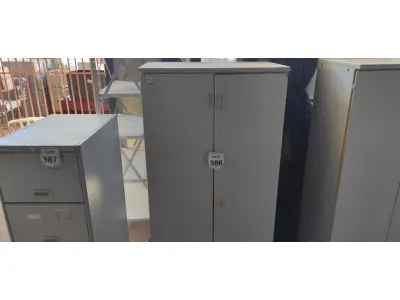 LOTE 386 - 01 ARMÁRIO ALTO EM AÇO COM 02 PORTAS. (NO ESTADO) ATENÇÃO! FAZER A VISITAÇÃO ANTES DE ARREMATAR, NÃO SABEMOS SE FUNCIONA, LEILÃO NÃO TEM GARANTIA E NEM DEVOLUÇÃO, SUJEITO A POSSÍVEIS AVARIAS VISÍVEIS/OCULTAS E/OU AUSÊNCIA DE COMPONENTES.