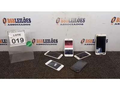 LOTE 019 - 06 IPHONES DE MODELOS DIVERSOS PARA RETIRADA DE PEÇAS. (NO ESTADO) ATENÇÃO! FAZER A VISITAÇÃO ANTES DE ARREMATAR, NÃO SABEMOS SE FUNCIONA, LEILÃO NÃO TEM GARANTIA E NEM DEVOLUÇÃO, SUJEITO A POSSÍVEIS AVARIAS VISÍVEIS/OCULTAS E/OU AUSÊNCIA DE COMPONENTES.