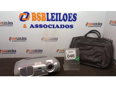 LOTE 046 - 01 PROJETOR MULTIMÍDIA MARCA EPSON COM BOLSA. (NO ESTADO) ATENÇÃO! FAZER A VISITAÇÃO ANTES DE ARREMATAR, NÃO SABEMOS SE FUNCIONA, LEILÃO NÃO TEM GARANTIA E NEM DEVOLUÇÃO, SUJEITO A POSSÍVEIS AVARIAS VISÍVEIS/OCULTAS E/OU AUSÊNCIA DE COMPONENTES.