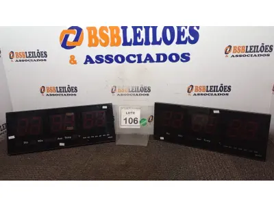 LOTE 106 - 02 RELÓGIOS DE PAREDE. (NO ESTADO) ATENÇÃO! FAZER A VISITAÇÃO ANTES DE ARREMATAR, NÃO SABEMOS SE FUNCIONA. LEILÃO NÃO TEM GARANTIA E NEM DEVOLUÇÃO, SUJEITO A POSSÍVEIS AVARIAS VISÍVEIS/OCULTAS E/OU AUSÊNCIA DE COMPONENTES.
