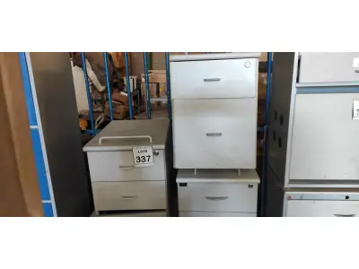 LOTE 337 - 04 GAVETEIROS E 01 MESA DE COMPUTADOR. (NO ESTADO) ATENÇÃO! FAZER A VISITAÇÃO ANTES DE ARREMATAR, NÃO SABEMOS SE FUNCIONA, LEILÃO NÃO TEM GARANTIA E NEM DEVOLUÇÃO, SUJEITO A POSSÍVEIS AVARIAS VISÍVEIS/OCULTAS E/OU AUSÊNCIA DE COMPONENTES.