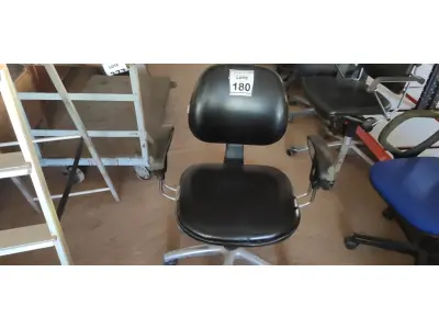 LOTE 180 - 01 CADEIRA DE ESCRITÓRIO COM RODINHAS. (NO ESTADO) ATENÇÃO! FAZER A VISITAÇÃO ANTES DE ARREMATAR, NÃO SABEMOS SE FUNCIONA. LEILÃO NÃO TEM GARANTIA E NEM DEVOLUÇÃO, SUJEITO A POSSÍVEIS AVARIAS VISÍVEIS/OCULTAS E/OU AUSÊNCIA DE COMPONENTES.
