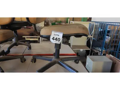 LOTE 440 - 01 CADEIRA DE ESCRITÓRIO COM RODINHAS. (NO ESTADO) ATENÇÃO! FAZER A VISITAÇÃO ANTES DE ARREMATAR, NÃO SABEMOS SE FUNCIONA. LEILÃO NÃO TEM GARANTIA E NEM DEVOLUÇÃO, SUJEITO A POSSÍVEIS AVARIAS VISÍVEIS/OCULTAS E/OU AUSÊNCIA DE COMPONENTES.