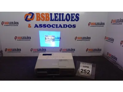 LOTE 252 - 01 PROJETOR MARCA EPSON. (NO ESTADO) ATENÇÃO! FAZER A VISITAÇÃO ANTES DE ARREMATAR, NÃO SABEMOS SE FUNCIONA, LEILÃO NÃO TEM GARANTIA E NEM DEVOLUÇÃO, SUJEITO A POSSÍVEIS AVARIAS VISÍVEIS/OCULTAS E/OU AUSÊNCIA DE COMPONENTES.