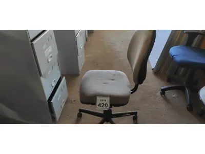 LOTE 420 - 01 CADEIRA DE ESCRITÓRIO COM RODINHAS. (NO ESTADO) ATENÇÃO! FAZER A VISITAÇÃO ANTES DE ARREMATAR, NÃO SABEMOS SE FUNCIONA. LEILÃO NÃO TEM GARANTIA E NEM DEVOLUÇÃO, SUJEITO A POSSÍVEIS AVARIAS VISÍVEIS/OCULTAS E/OU AUSÊNCIA DE COMPONENTES.
