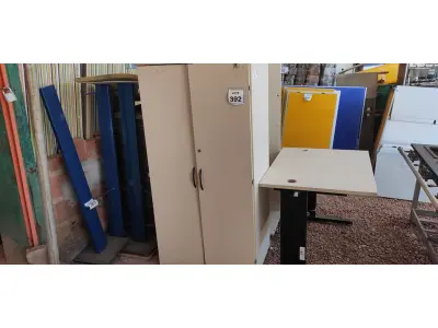 LOTE 392 - 01 ARMÁRIO DE MADEIRA COM 02 PORTAS 04 PRATELEIRAS DE 1.60.X0.79. (NO ESTADO) ATENÇÃO! FAZER A VISITAÇÃO ANTES DE ARREMATAR, NÃO SABEMOS SE FUNCIONA, LEILÃO NÃO TEM GARANTIA E NEM DEVOLUÇÃO, SUJEITO A POSSÍVEIS AVARIAS VISÍVEIS/OCULTAS E/OU AUSÊNCIA DE COMPONENTES.