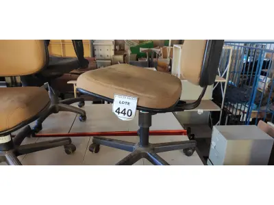 LOTE 440 - 01 CADEIRA DE ESCRITÓRIO COM RODINHAS. (NO ESTADO) ATENÇÃO! FAZER A VISITAÇÃO ANTES DE ARREMATAR, NÃO SABEMOS SE FUNCIONA. LEILÃO NÃO TEM GARANTIA E NEM DEVOLUÇÃO, SUJEITO A POSSÍVEIS AVARIAS VISÍVEIS/OCULTAS E/OU AUSÊNCIA DE COMPONENTES.