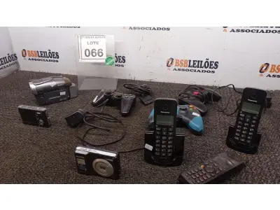 LOTE 066 - 03 JOYSTICKS, 03 APARELHOS DE TELEFONE, 02 CÂMERAS E 01 FILMADORA. (NO ESTADO) ATENÇÃO! FAZER A VISITAÇÃO ANTES DE ARREMATAR, NÃO SABEMOS SE FUNCIONA, LEILÃO NÃO TEM GARANTIA E NEM DEVOLUÇÃO, SUJEITO A POSSÍVEIS AVARIAS VISÍVEIS/OCULTAS E/OU AUSÊNCIA DE COMPONENTES.