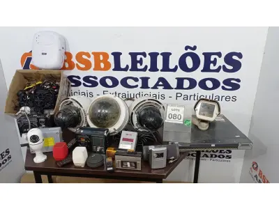 LOTE 080 - 01 SWITCH MARCA CISCO, 04 CÂMERAS PARA RETIRADA DE PEÇAS, 01 CAIXA COM VÁRIAS CAIXINHAS DE SOM, 01 MICROFONE DE MESA, CABOS DE ROTEADORES E PERIFÉRICOS DIVERSOS. (NO ESTADO) ATENÇÃO! FAZER A VISITAÇÃO ANTES DE ARREMATAR, NÃO SABEMOS SE FUNCIONA, LEILÃO NÃO TEM GARANTIA E NEM DEVOLUÇÃO, SUJEITO A POSSÍVEIS AVARIAS VISÍVEIS/OCULTAS E/OU AUSÊNCIA DE COMPONENTES.