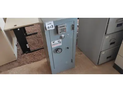 LOTE 443 - 01 COFRE. (NO ESTADO) ATENÇÃO! FAZER A VISITAÇÃO ANTES DE ARREMATAR, NÃO SABEMOS SE FUNCIONA. LEILÃO NÃO TEM GARANTIA E NEM DEVOLUÇÃO, SUJEITO A POSSÍVEIS AVARIAS VISÍVEIS/OCULTAS E/OU AUSÊNCIA DE COMPONENTES.
