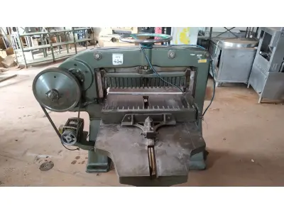 LOTE 454 - 01 GUILHOTINA INDUSTRIAL MARCA CATU. (NO ESTADO) ATENÇÃO! FAZER A VISITAÇÃO ANTES DE ARREMATAR, NÃO SABEMOS SE FUNCIONA, LEILÃO NÃO TEM GARANTIA E NEM DEVOLUÇÃO, SUJEITO A POSSÍVEIS AVARIAS VISÍVEIS/OCULTAS E/OU AUSÊNCIA DE COMPONENTES.