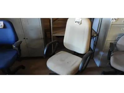 LOTE 418 - 01 CADEIRA DE ESCRITÓRIO COM RODINHAS. (NO ESTADO) ATENÇÃO! FAZER A VISITAÇÃO ANTES DE ARREMATAR, NÃO SABEMOS SE FUNCIONA. LEILÃO NÃO TEM GARANTIA E NEM DEVOLUÇÃO, SUJEITO A POSSÍVEIS AVARIAS VISÍVEIS/OCULTAS E/OU AUSÊNCIA DE COMPONENTES.