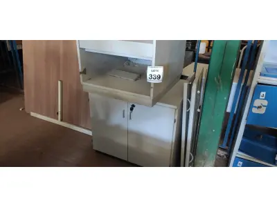 LOTE 339 - 01 ARMÁRIO BAIXO 02 PORTAS E 01 ARMÁRIO COM ABERTURA SUPERIOR. (NO ESTADO) ATENÇÃO! FAZER A VISITAÇÃO ANTES DE ARREMATAR, NÃO SABEMOS SE FUNCIONA, LEILÃO NÃO TEM GARANTIA E NEM DEVOLUÇÃO, SUJEITO A POSSÍVEIS AVARIAS VISÍVEIS/OCULTAS E/OU AUSÊNCIA DE COMPONENTES.