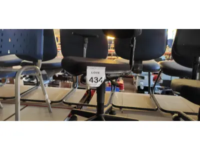 LOTE 434 - 01 CADEIRA DE ESCRITÓRIO COM RODINHAS. (NO ESTADO) ATENÇÃO! FAZER A VISITAÇÃO ANTES DE ARREMATAR, NÃO SABEMOS SE FUNCIONA. LEILÃO NÃO TEM GARANTIA E NEM DEVOLUÇÃO, SUJEITO A POSSÍVEIS AVARIAS VISÍVEIS/OCULTAS E/OU AUSÊNCIA DE COMPONENTES.