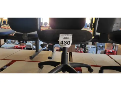 LOTE 430 - 01 CADEIRA DE ESCRITÓRIO COM RODINHAS. (NO ESTADO) ATENÇÃO! FAZER A VISITAÇÃO ANTES DE ARREMATAR, NÃO SABEMOS SE FUNCIONA. LEILÃO NÃO TEM GARANTIA E NEM DEVOLUÇÃO, SUJEITO A POSSÍVEIS AVARIAS VISÍVEIS/OCULTAS E/OU AUSÊNCIA DE COMPONENTES.