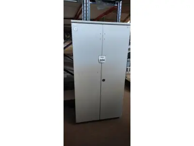 LOTE 384 - 01 ARMÁRIO ALTO EM AÇO COM 02 PORTAS. (NO ESTADO) ATENÇÃO! FAZER A VISITAÇÃO ANTES DE ARREMATAR, NÃO SABEMOS SE FUNCIONA, LEILÃO NÃO TEM GARANTIA E NEM DEVOLUÇÃO, SUJEITO A POSSÍVEIS AVARIAS VISÍVEIS/OCULTAS E/OU AUSÊNCIA DE COMPONENTES.