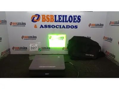 LOTE 027 - 01 PROJETOR MARCA SONY E BOLSA. (NO ESTADO) ATENÇÃO! FAZER A VISITAÇÃO ANTES DE ARREMATAR, NÃO SABEMOS SE FUNCIONA, LEILÃO NÃO TEM GARANTIA E NEM DEVOLUÇÃO, SUJEITO A POSSÍVEIS AVARIAS VISÍVEIS/OCULTAS E/OU AUSÊNCIA DE COMPONENTES.